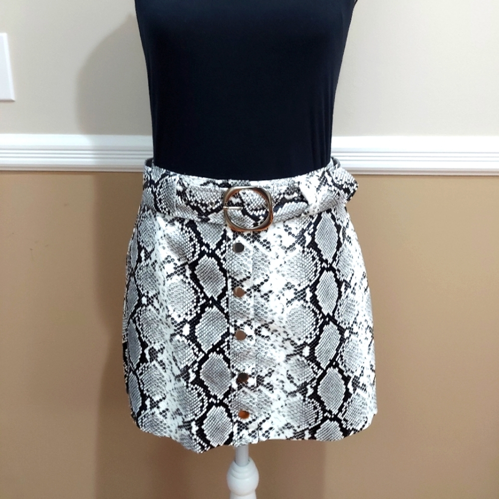 Women's K. ZELL Faux snakeskin short skirt. Medium.